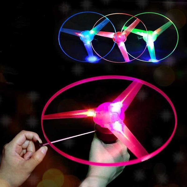 LED Flying Toys 1PCS Lustig Spinning Flyer Luminous Flying UFO LED LEG Light Griff Fliege Flugzeug für Kinder Outdoor -Spiel zufällige Farbe 240410