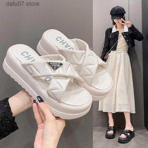 Pantofole sandali per torta a spugna spessa per le donne 2024 Summer Nuova versione coreana a forma di croce alla moda e facile da abbinare scarpe da spiaggia H240410