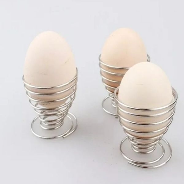 Porta della tazza di uova a spirale per tenere uova in metallo bollito duramente in cucina durante la colazione