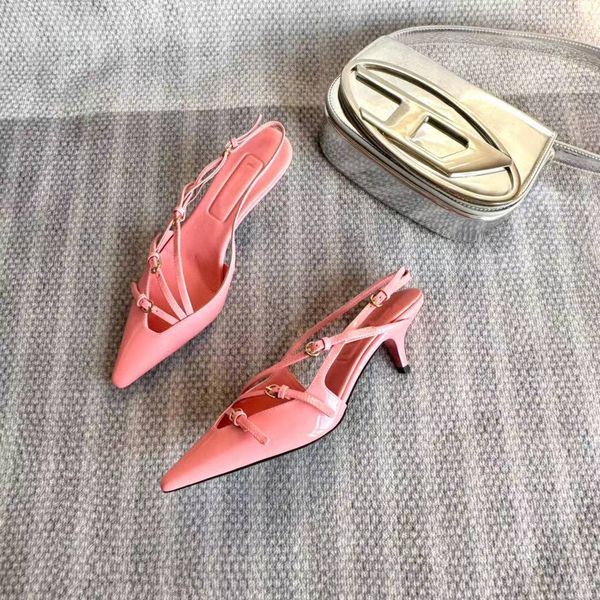 2024Luxurys Frauensandalen Designerin High Heels Schuhe Brand Metal Schnalle Flat Basi