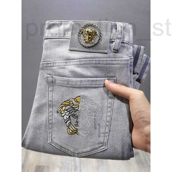 Herren Jeans Designer Frühling und Sommer Neue europäische Medusa Jeans Herren Mode Slim Fit Trend High-End-Stickerei hellgraues Freizeithosen 8E0S