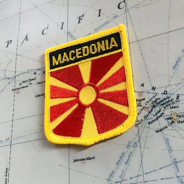 Macedonia National Flag Bordado Patches Badge Shield e Square Shape Pin um conjunto na decoração de mochila de braçadeira de pano