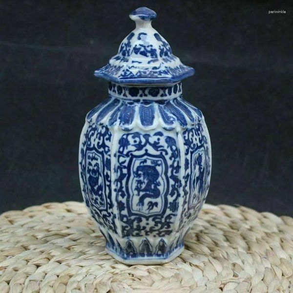 Vasen Chinesische alte blaue und weiße Porzellan Draw Dragon Vase mit Qianlong Marke