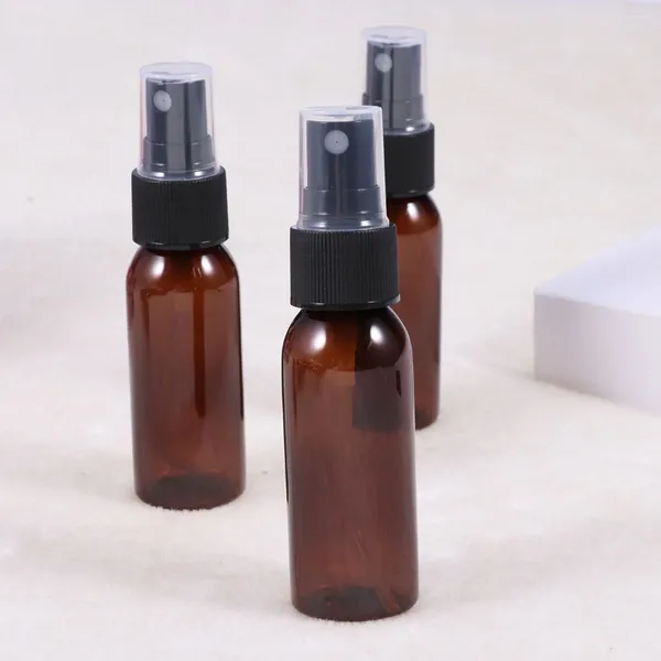 Bottiglie di stoccaggio 20pcs Mini Plastica Piccolo flacone spray vuoto per trucco e cure per la cura della pelle Uso di viaggio (marrone con spruzzatore nero) Acqua