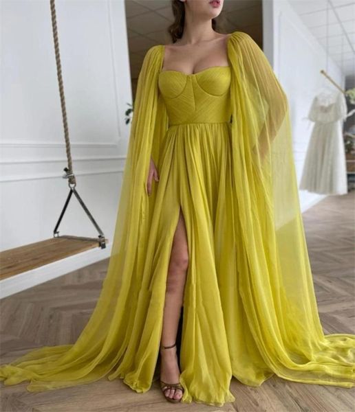 2021 Eleganti abiti da ballo in chiffon di seta giallo citrine con abiti da sera a fessura laterale a cuore di mantello lungo