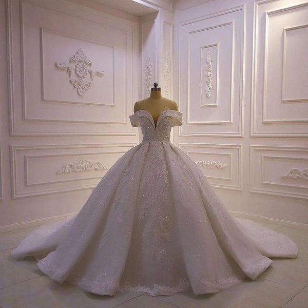 Wunderschöne Spitzenapplikationen Hochzeitskleid weiße Schatz Perlen Pailletten drapierte Kugel Elegante Kapelle Zugbrautkleider