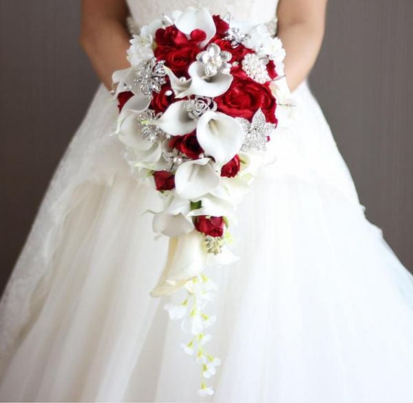 Şelale Düğün Çiçekleri Gelin Buketleri De Mariage Kırmızı Gül Beyaz Calla Lilies Yapay İnciler ve Rhinestone Dekorasyonu 3870326