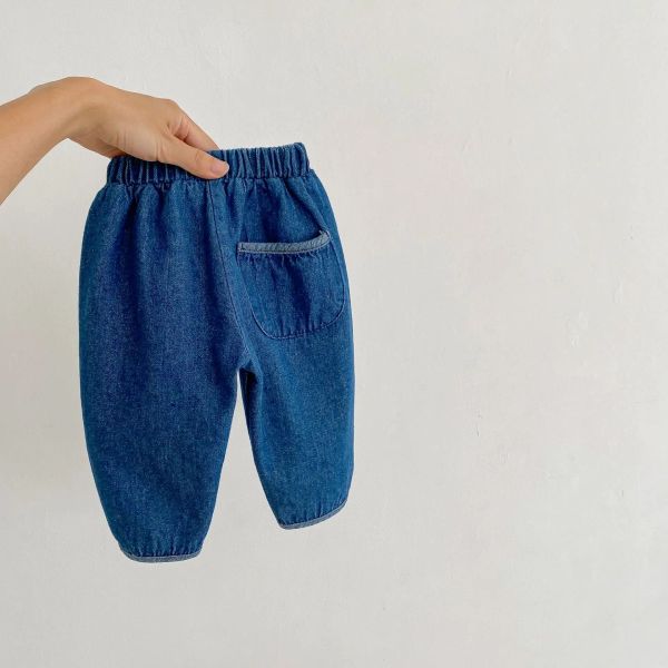 Брюки 2023 Осень Новый ребенок мягкие джинсовые брюки Сплошные мальчики повседневные брюки свободные детские девочки джинсы новорожденных брюки хлопковые брюки детские брюки