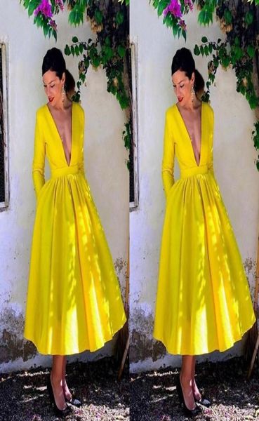 Vestidos impressionantes do chá amarelo Vestidos de casa de baile de baile de baile de pescoço De pescoço com bolsos cetim Ruched Um coquetel de linha de noite dres83585997