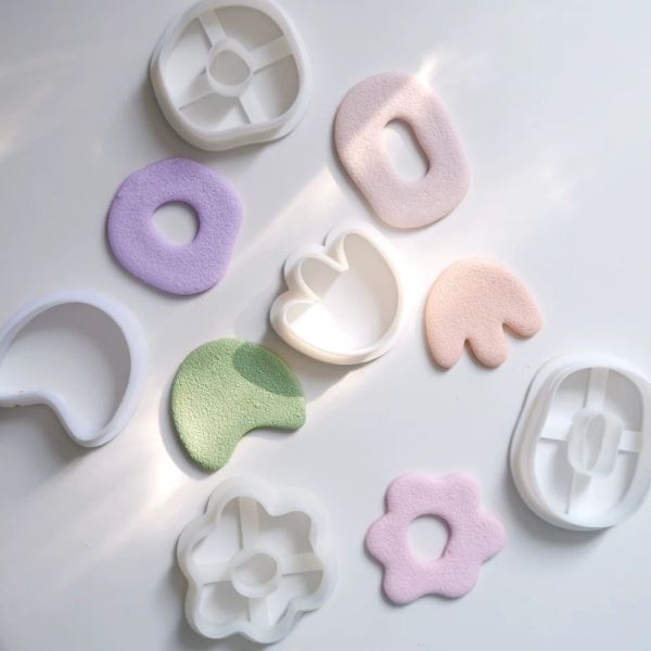 Unregelmäßige geometrische einfache weiche Keramik handgefertigte Ohrringe Schneiden Formblummuster Polymer Ton Schmuck Anhänger Keksherstellung