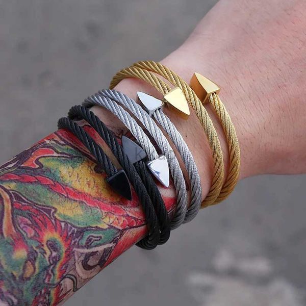 Bangle Luxury Royal Men Bracelet Einfache Nischendesign Dreieck Liebe Herren Schmuck Edelstahl Stahl Cool Armbänder für Mann Geschenk für Freund 2411