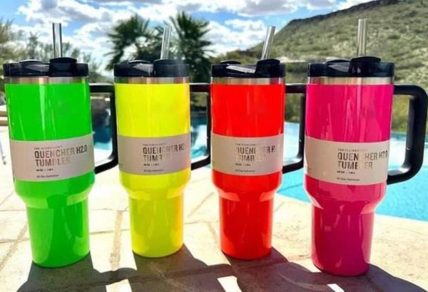 Tumbler rosa elettrico 40 once giallo arancione arancione Green quencher H2.0 tazze di bicchieri in acciaio inossidabile con tazze per auto rosa inverno inverno inverno inverno g0411