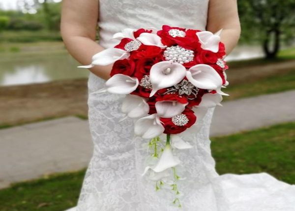 Flores de casamento em cascata brancas calla lírias vermelhas rosas de seda buquês de noiva de mariaia pérolas artificiais decoração de partido de cristal5082522