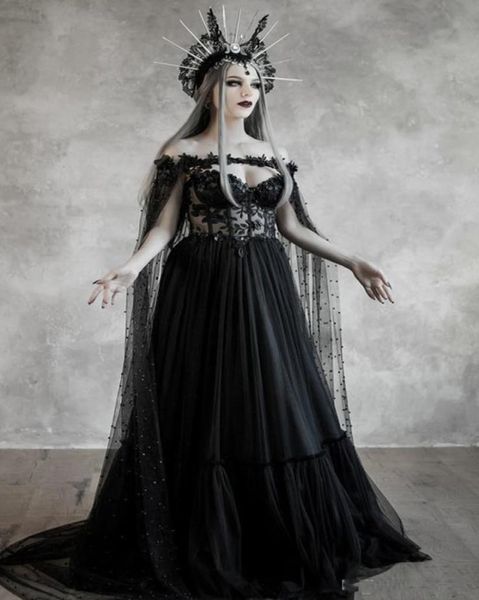 Schwarze Brautkleider mit Wrap Spitze Eine Linie Sweep -Zug Vintage Gothic Hochzeitskleid mit Perlen Cape Custom Made Böhmen Bridal G8826974