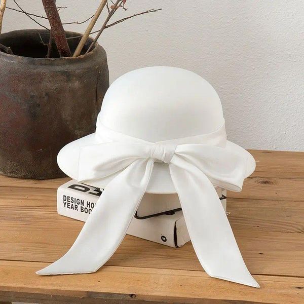 Beret White British Retro Hepburn Stil elegantes Temperament kleiner Top -Hut -Braut Bankett