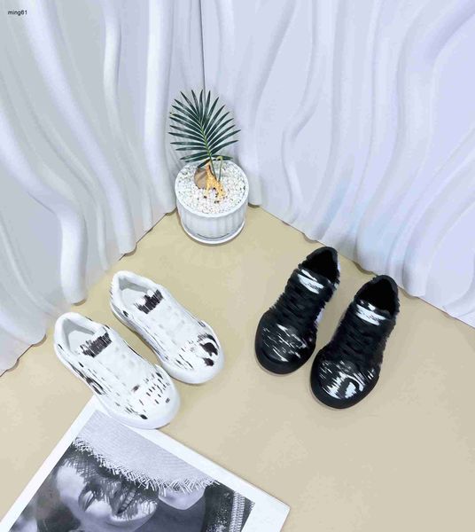 Brand Baby Sneakers Design in bianco e nero Design per bambini Scarpe dimensioni 26-35 Protezione Box Girls Scarpe da tavolo Casual Board Scarpe per ragazzi 24 April