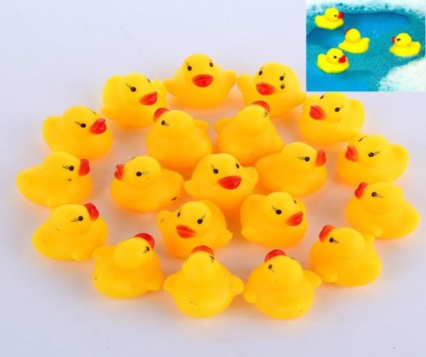 100pcs/Los Mini gelbe Gummi Enten Baby Badewasser Duck Spielzeug Sounds Kinderbad kleiner Entenspielzeug Schwimmen Beach Geschenke1714329