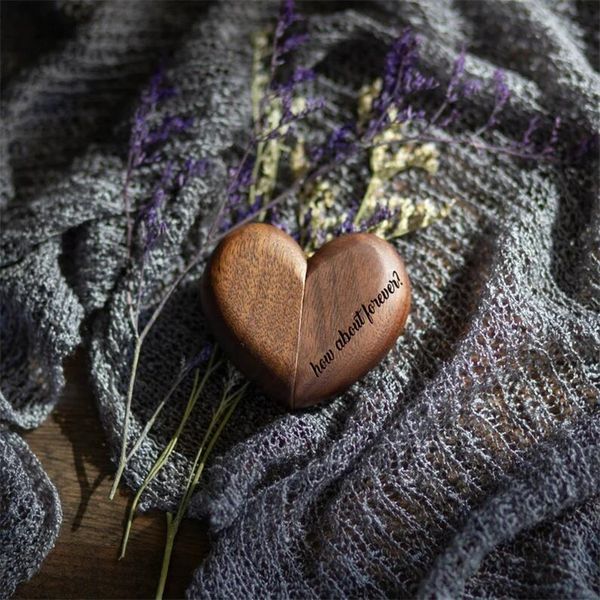 Holz herzförmige Einringkasten Hochzeit Engagement Jubiläum Valentinstag Geschenkverpackungskiste Personalisierte gravierte Buchstaben