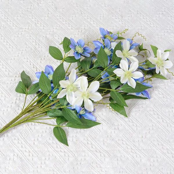 Flores decorativas Decoração de flor de seda falsa Decoração floral Clematis Branch com folhas verdes para casa elegante em casa