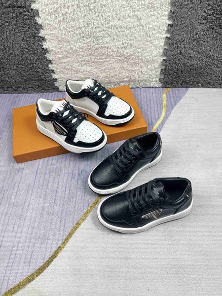 Novos tênis de bebês decoração de logotipo geométrico Sapatos infantis 26-35 Proteção de caixa Black and White Boys Casual Shoes 24April