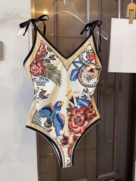 Bikini kadın moda tasarımcısı beyaz lüks mayo 3D logo mayo bandaj entegre kuş çiçek desen seksi plaj mayo