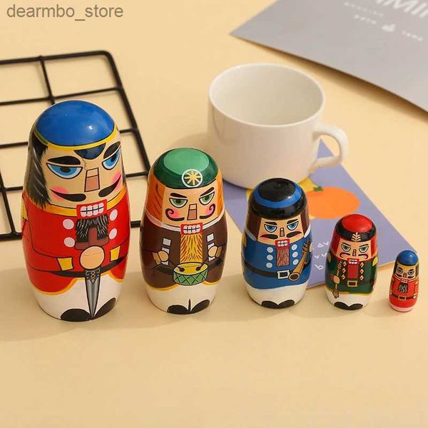 Artes e artesanato de cinco camadas Matryoshka Soldado de Walnut Walnut Wooden Handicrafts Matryoshka Ornamentos artesanais Childrens Toys Home Decoration L49