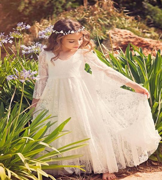 Abiti di ragazze di fiori bohémien con maniche lunghe e lunghezza della caviglia a V completamente in pizzo Primo abito di comunione per bambine Boho3445599