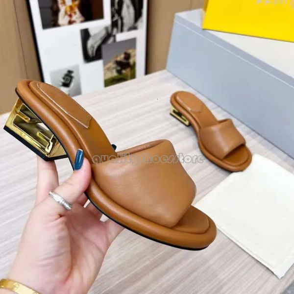 Woman Shoes FF Baguete de verão Mulheres lindas designers Sandals Designer de moda elegante sapatos de salto baixo casual confortável ao ar livre chinelos de praia 805