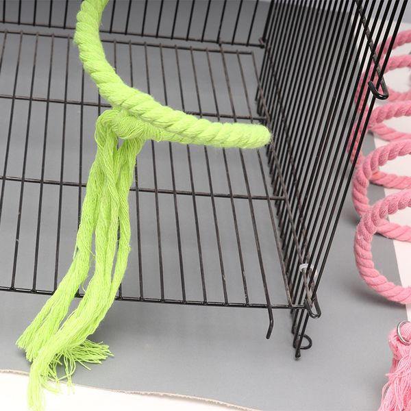 1 PC Random Color Parrot Bird Toy Rode pendurado pergaminho Chew Toy Bird Cage Cockatiel Swing Baber Toy Stand Suprimentos de treinamento D9096