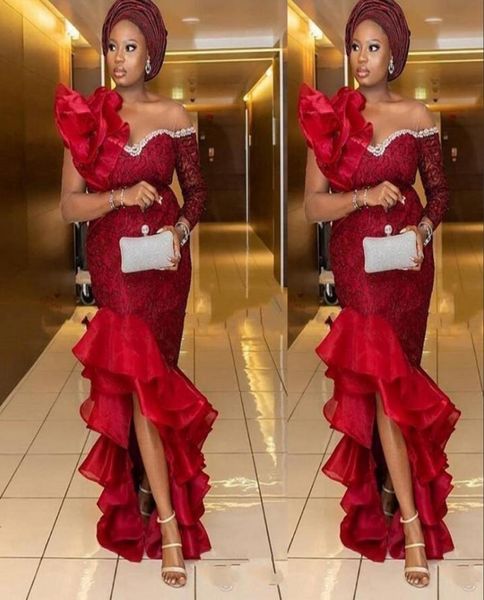 2021 Dunkelrote ASO EBI MERMAid Abendkleider tragen nigerianische Stile Spitzen Applikationen High -Low -Train -formalen Partykleider Plus Size Prom2523314