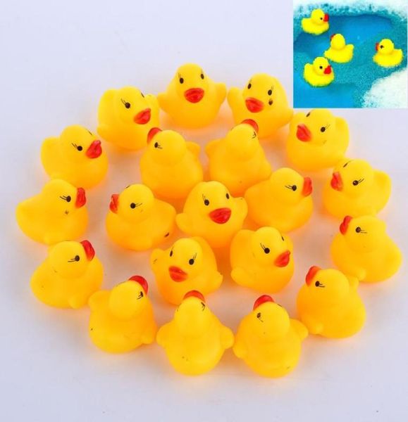 100pcs/Los Mini gelbe Gummi Enten Baby Badewasser Duck Spielzeug Sounds Kinderbad kleiner Entenspielzeug Schwimmstrand Geschenke3738088