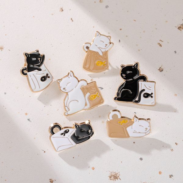 Gatos brancos pretos e alimentos pinos de esmalte de gatinho personalizado broches de animais de lapela no chapéu de backpack jóias divertidas no atacado