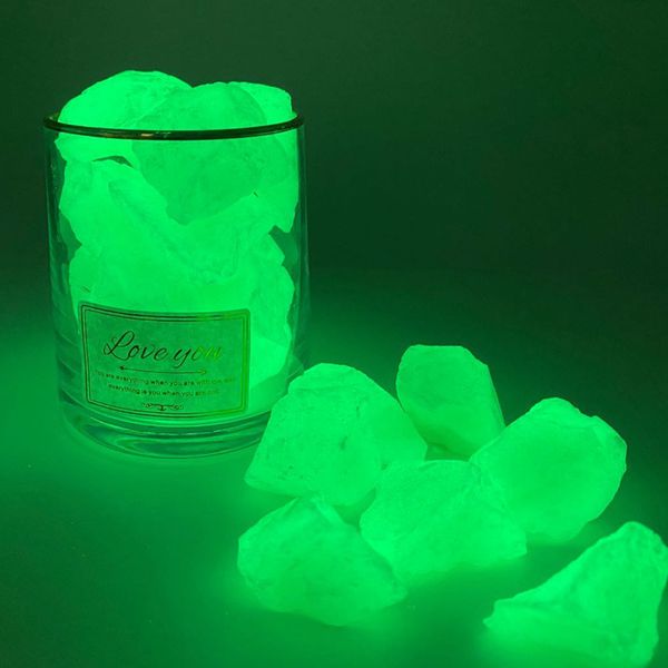 Rocce fluorescenti grezze crude sintetiche brillano nei pezzi di pietra luminosa blu verde magico scuro per decorazioni da giardino per acquari