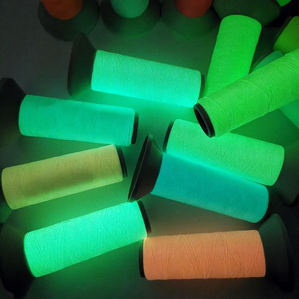 150d/500 Yards Luminous nähungsgewinde Nähmaschine Hand Stickfluoreszenzfäden Haltbarer Stichfaden für Nadelarbeiten