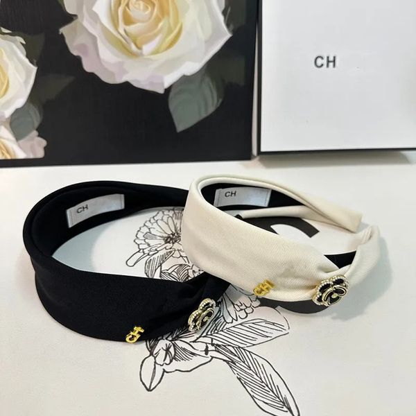 Mode Luxusdesignerin CH-Letter Stirnbänder schwarze weiße Blumenhaarbänder für Frauen Girl Marke Stirnband Sportkopf Wrap hochwertige 2-Colors