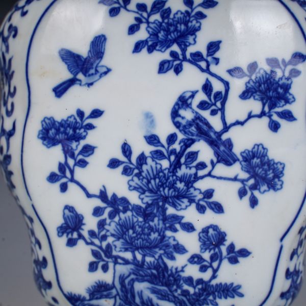 Династия Цин Цяньлонг Фарфоровый сине -белый цветок и дизайн птиц Два уха с антикварными фарфоровыми украшениями джингджэнь