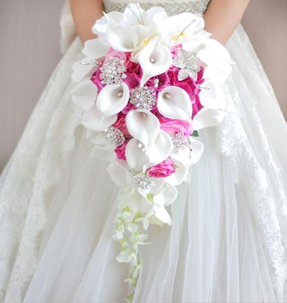 Simulação rosas calla lírios flores de diamante pérolas pérolas borboleta buquê de buquê de casamento de casamento branco rosa wedding acces9272610