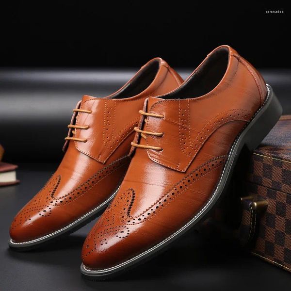 Vestido tênis clássico derby masculino couro esculpido brogue completo de asa longa e casual festa de casamento na festa de casamento