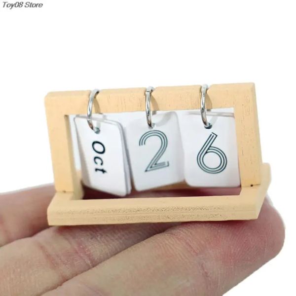 1pc 1:12 Dollouse Miniature Desk Calendário Calendário Modelo de Móveis Acessórios para Decoração de Doll House Crianças Pretenda Brinquedos Tringos