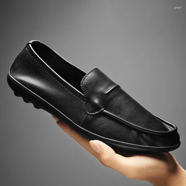 Sapatos casuais Slip de couro genuíno em mocassins de homens clássicos versáteis mocassins simples dirigir calçados de barco