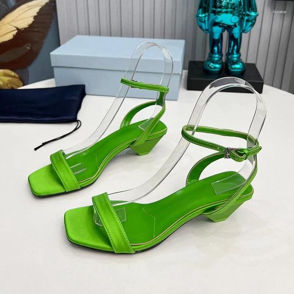 Scarpe eleganti sandali al tallone elegante estate materiale satinato di alto livello artigianato femmina appaiono pompe da donna con punta quadrata