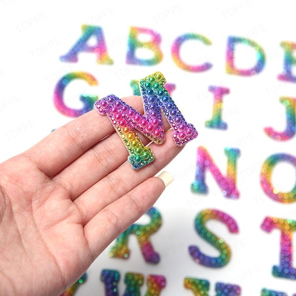 1pc Regenbogen Englischer Buchstaben Perle Strassflecken für Kleidung A-Z Alphabet Perle Strsestones Applique Eisen auf Flecken DIY-Name