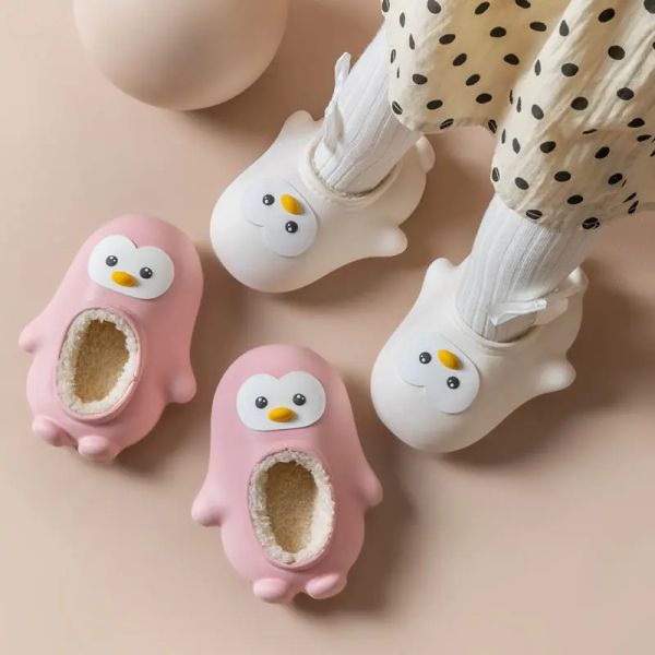 Baby Kawaii Penguin Slippers Família Sapatos Indoor Sapatos Mãe Mãe Supotos de Pele Impermeável Inverno Pink inverno Mulas de inverno escorregaduras No novo