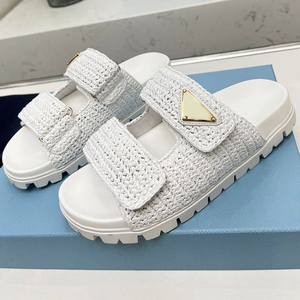 2024 Ultima primavera Summer Spesse Solfori Iconici Triangolo di metallo Super Hot Bothooth Roman in tessitura Ultra Spettate Sandals Sandali Slifori casual da donna Outdoor Slifor