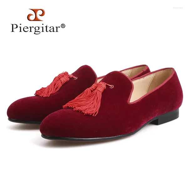 Scarpe casual Piergitar Brand Burgundy Colore Burgundy Velvet uomini fatti fatti a mano e mochetti di nappe per matrimoni Plus size abiti da uomo