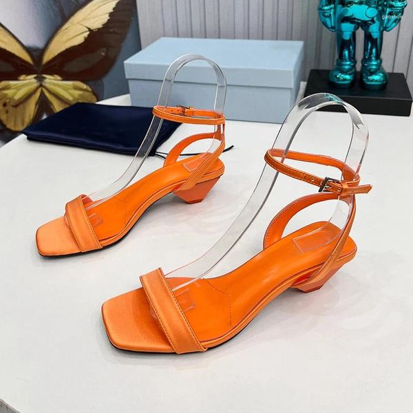Scarpe eleganti sandali al tallone alto estate 2024 materiale satinato di colore solido femmina una cinghia un design per donne fresche