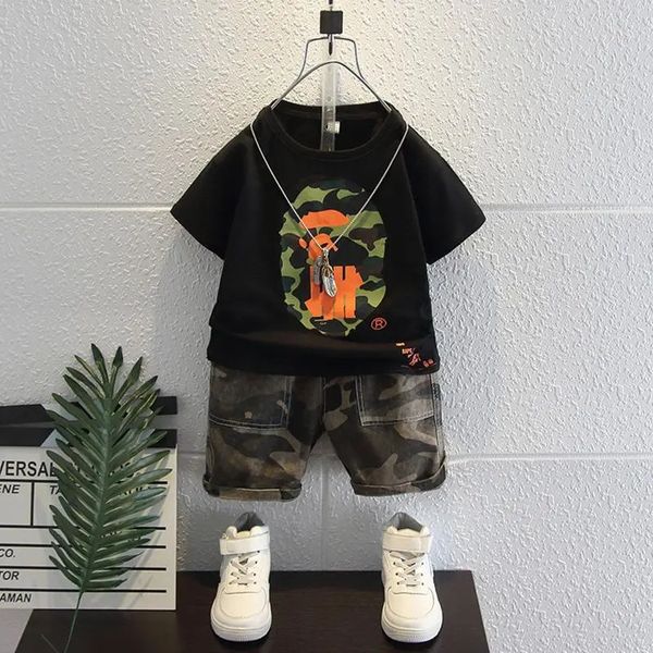 Conjunto de manga curta de verão infantil 2023 Novos meninos, t-shirt shorts top 2 peças 2 peças CAMO CAMO CRIANÇAS Terno de roupas 1-7Y