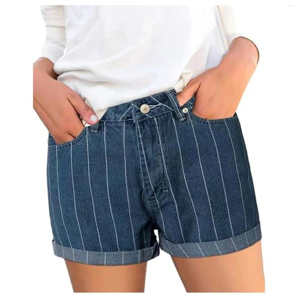 Женские шорты джинсы с высокой тонкой лункой.