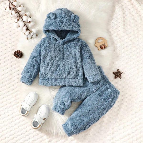 Roupas define dois meninos casuais casuais orelhas de urso chapéu de capuz peludo calça lisa outono e estilo de inverno