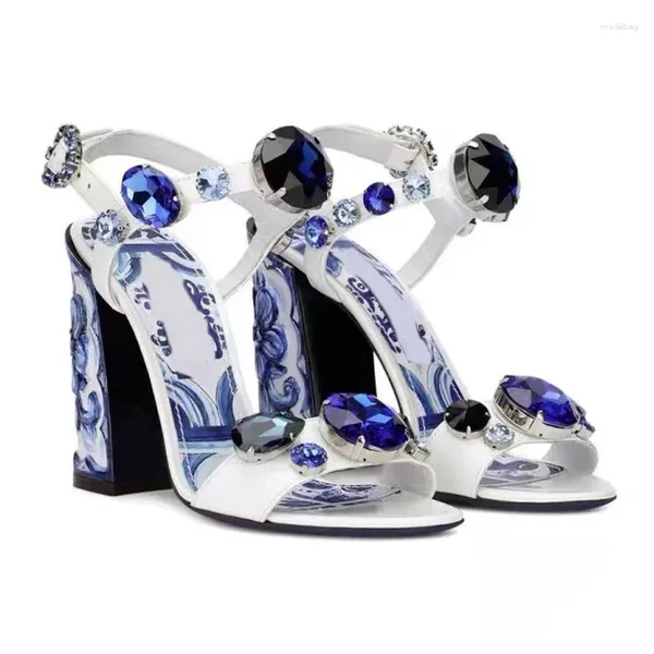 Отсуть обувь 2024 Женские сандалии Печать Bling Bline White Forcomantain Wrinestone Слово на высоких каблуках 10 см.